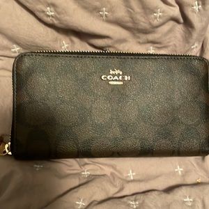 Brand new never used coach zip around wallet. This wallet is in perfect shape.